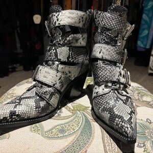 Snakes skin mod ankle boots with strap 7.5